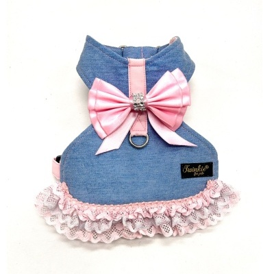 Colete para cão em tecido ganga azul com folhos de renda rosa e laço cor-de-rosa