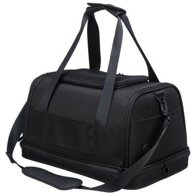 Mala desportiva preta com alças e compartimentos com fechos