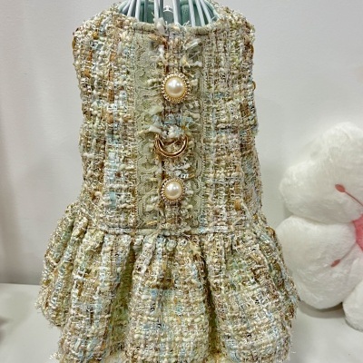 Vestido para animal de estimação em tecido tweed bege com botões de pérola.