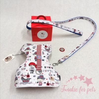 Peitoral e trela para cão com padrão de piratas, embalagem vermelha e etiqueta Twinkie for pets