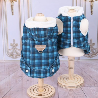 Casaco xadrez azul e preto para cão com forro branco e capuz em manequins de madeira