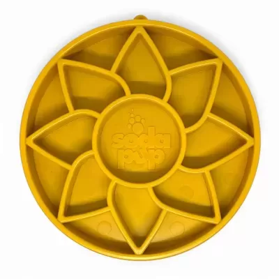 Forma amarela em silicone com design de pétalas e texto 'SOLID PUP' no centro