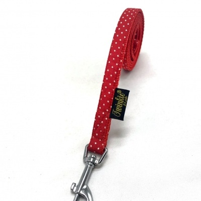 Trela vermelha de tecido com bolinhas brancas e fecho metálico