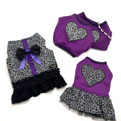 Conjunto de roupa para cães com padrão de leopardo em cinza e roxo