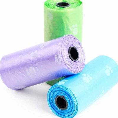 Rolos coloridos de sacos plásticos com padrão de pegada de animal