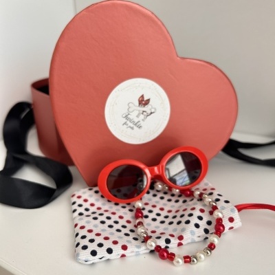 Caixa de coração coral, óculos de sol vermelhos, bolsa de bolinhas, pulseira de contas vermelhas e pérolas