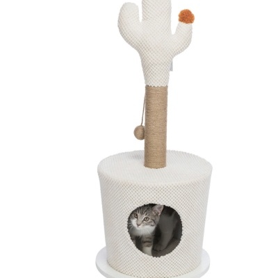 Arranhador para gatos branco com poste em corda e cacto no topo, com gato dentro da base.