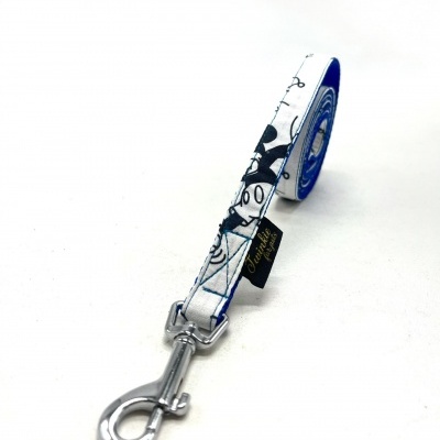 Trela de cão com padrão preto e branco, fecho metálico e etiqueta preta