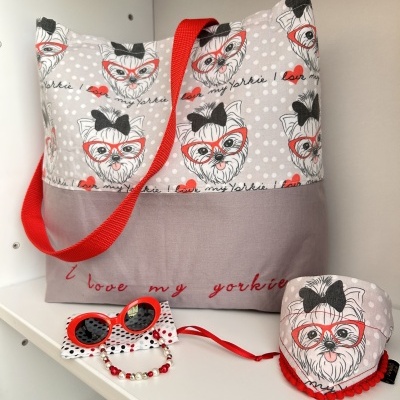 Bolsa cinza com padrão de Yorkshire, óculos vermelhos e boné combinando