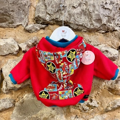 Casaco vermelho para criança com capuz estampado de quadrinhos