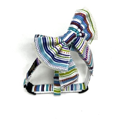 Peitoral colorido com laço e tule para animal de estimação