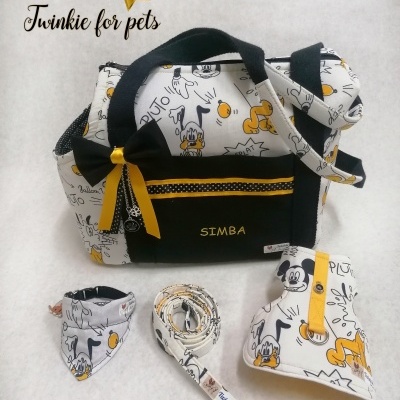 Conjunto de acessórios para animais com bolso e alça em tecido estampado Disney.