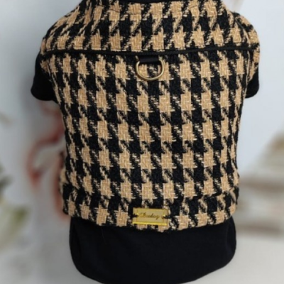 Casaco para cão padrão pied-de-poule preto e castanho com gola preta e argola dourada