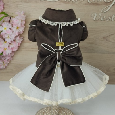 Vestido castanho para cão com saia de tule branca e laço