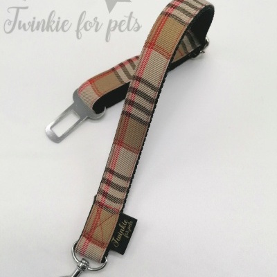 Cinto de segurança para cães xadrez bege e vermelho