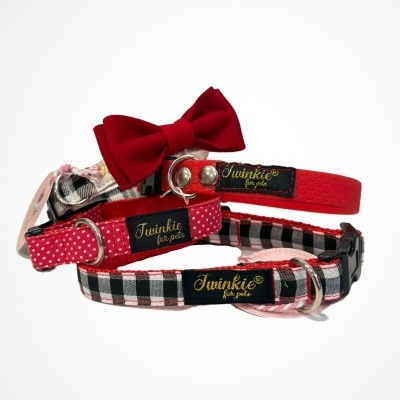 Coleiras para cães vermelha com laço, vermelha com pontos brancos e xadrez preto e branco.
