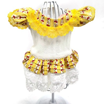 Vestido infantil amarelo com babados florais e renda branca