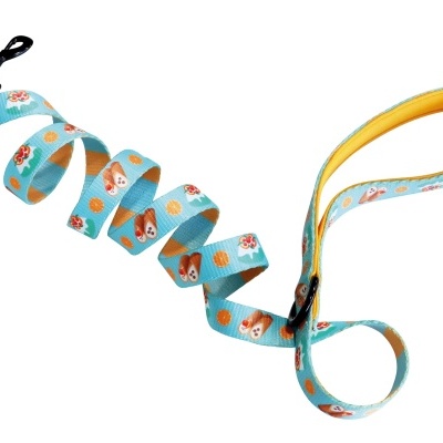 Trela para cão azul com desenhos animais castanhos e flores laranjas