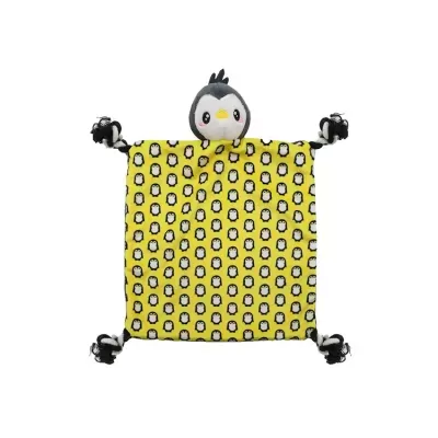 Pelúcia amarela com padrão de pinguins e cabeça de pinguim