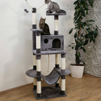 Arranhador cinza para gatos com vários níveis e brinquedos pendurados