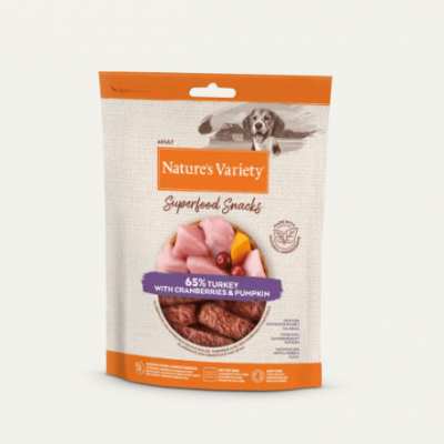 Pacote branco e laranja de snacks para cães Nature's Variety com peru, cranberry e abóbora