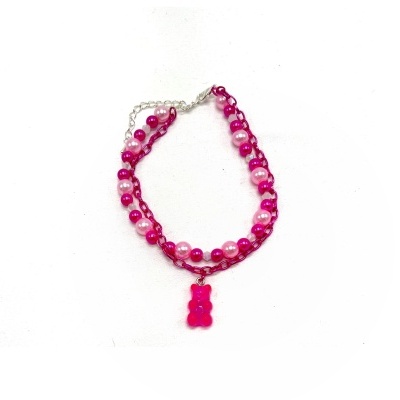 Pulseira rosa com contas e pendente de ursinho
