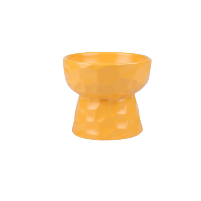 Taça pequena amarela com textura facetada e formato arredondado