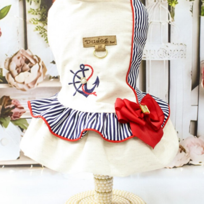 Vestido para cão branco com riscas azuis, bordado de âncora, laço vermelho, numa base perolada