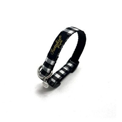 Coleira em tecido preto e branco com placa metálica redonda