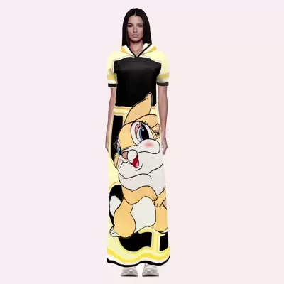 Vestido comprido com capuz e padrão de personagem amarelo e branco