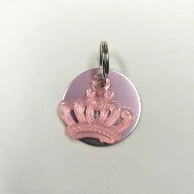 Chaveiro com disco rosa metálico e coroa rosa translúcida em acrílico