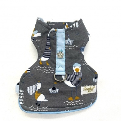 Arnês para cão de tecido com padrão de gaivotas e barquinhos em fundo cinzento