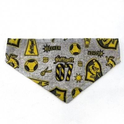 Bandana cinzenta com padrões amarelos e pretos de Hufflepuff e futebol