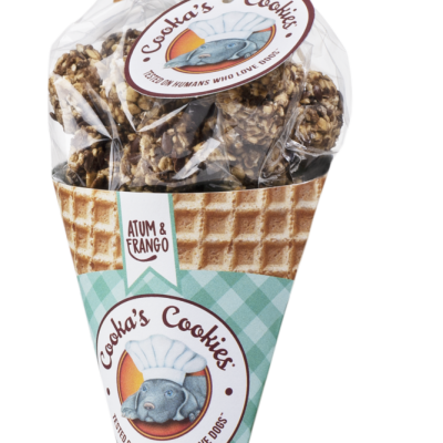 Pacote de biscoitos Cooka's Cookies em cone com rótulo azul xadrez e amarração de fita