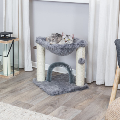 Arranhador de gato cinza com postes de sisal, brinquedo pendurado e arco flexível, com gato em cima