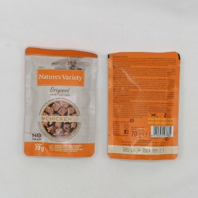 Duas embalagens Nature's Variety Original Chicken para animais, 70g, laranja e branco.