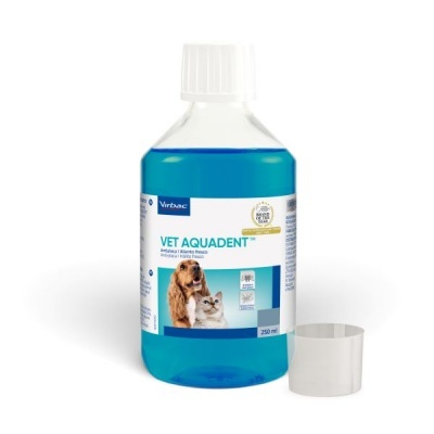 Frasco transparente com líquido azul e rótulo com cão e gato