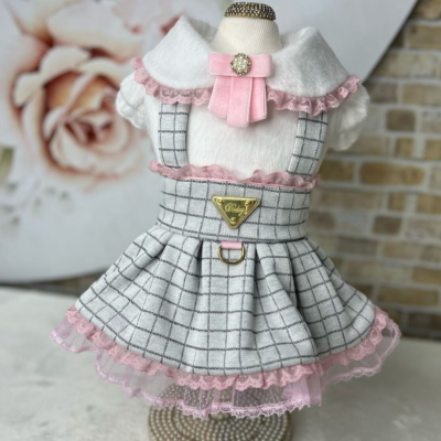 Vestido para animal de estimação xadrez cinza com renda rosa e gola branca felpuda.