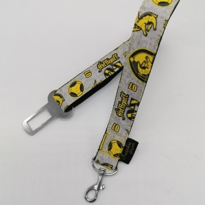 Correia cinza com padrões amarelos e pretos e fechos metálicos