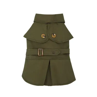 Colete verde militar para cão com gola alta, botões e cinto bordado.