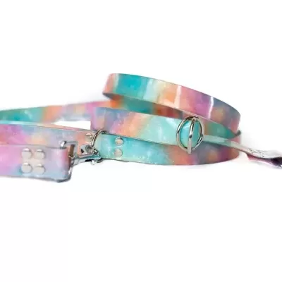 Trela para animais de estimação em padrão tie-dye em cores pastel com fecho metálico
