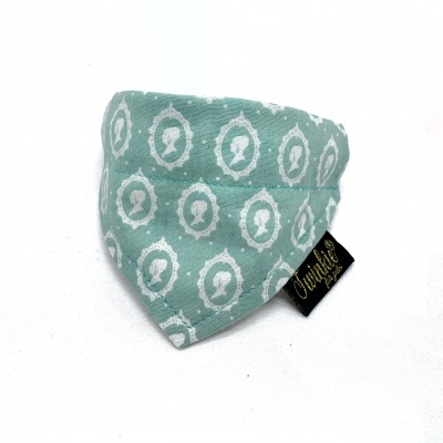 Bandana verde com padrão de silhuetas brancas e etiqueta preta