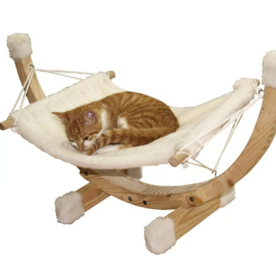 Cama para gato de madeira com suporte acolchoado branco e gato deitado