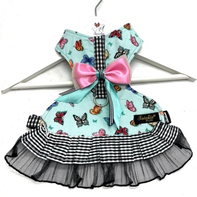 Vestido azul claro com borboletas para cão e laço rosa com saia preta