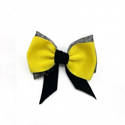 Laço decorativo amarelo e preto sobre fundo branco.