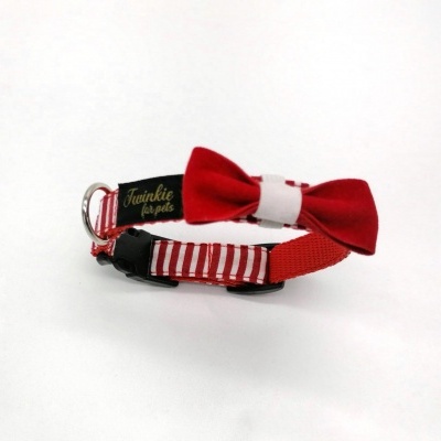 Coleira vermelha para animais com riscas brancas e laço vermelho