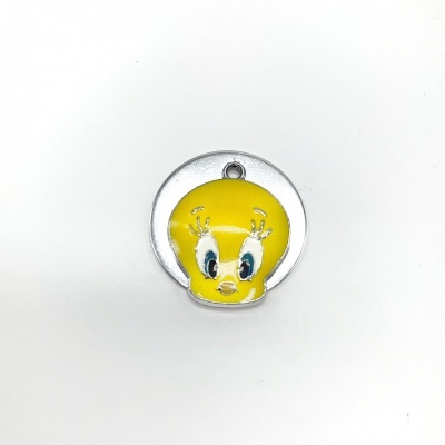 Pingente redondo metálico com imagem da personagem Tweety amarela