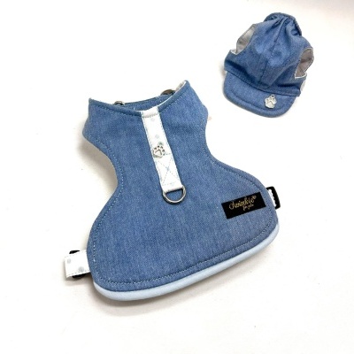 Conjunto de peitoral e boné para cão em tecido azul claro tipo ganga com detalhes brancos e etiqueta preta