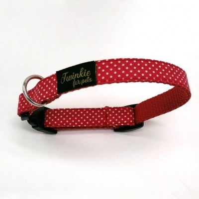 Coleira vermelha para pets com bolinhas brancas e etiqueta 'Twinkie for pets'