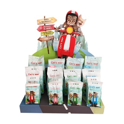 Expositor com sacos de ração para gato CAT'S WAY e ilustração de gato numa scooter vermelha